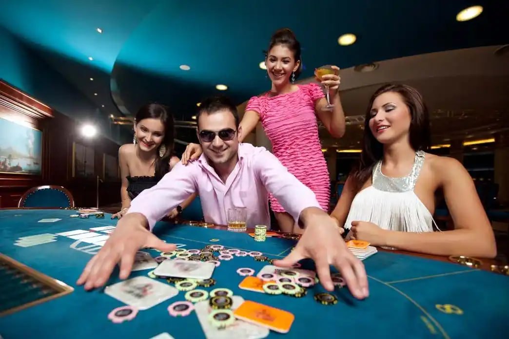 Người chơi tham gia Live Casino kkvin trên điện thoại di động